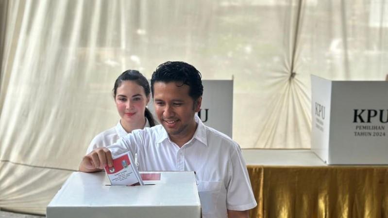 Didampingi Istri, Cawagub Jatim Emil Dardak Nyoblos di TPS Margorejo Indah
