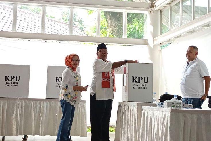 Rano Karno Nyoblos Bareng Keluarga di TPS 065 Lebak Bulus