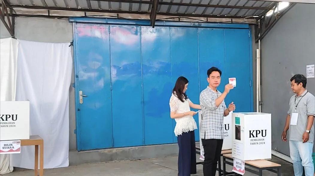 Wapres Gibran dan Istri Mencoblos di TPS 018 Kelurahan Manahan-Solo