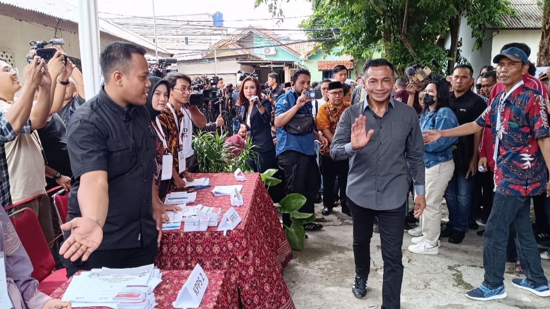 Cagub Dharma Pongrekun Gunakan Hak Suara di TPS 31 Lebak Bulus