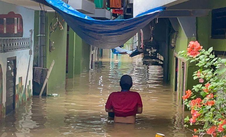 Kali Ciliwung Meluap, Warga di Kebon Pala Kebanjiran hingga 2,5 Meter
