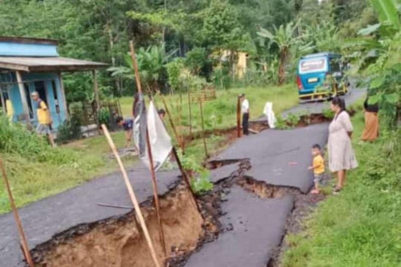Ruas Jalan ke Wisata Badui Terputus gegara Longsoran Tanah