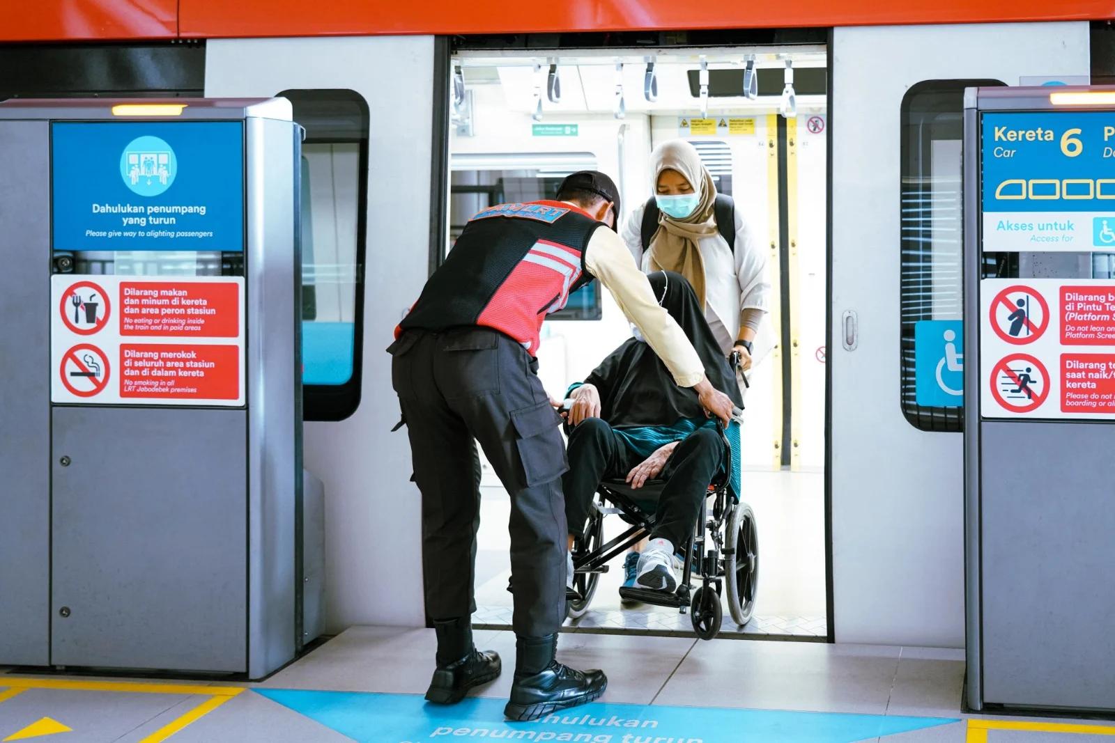 Peringati Hari Disabilitas Internasional, LRT Jabodebek Hadirkan Layanan Ramah Disabilitas di Seluruh Stasiun