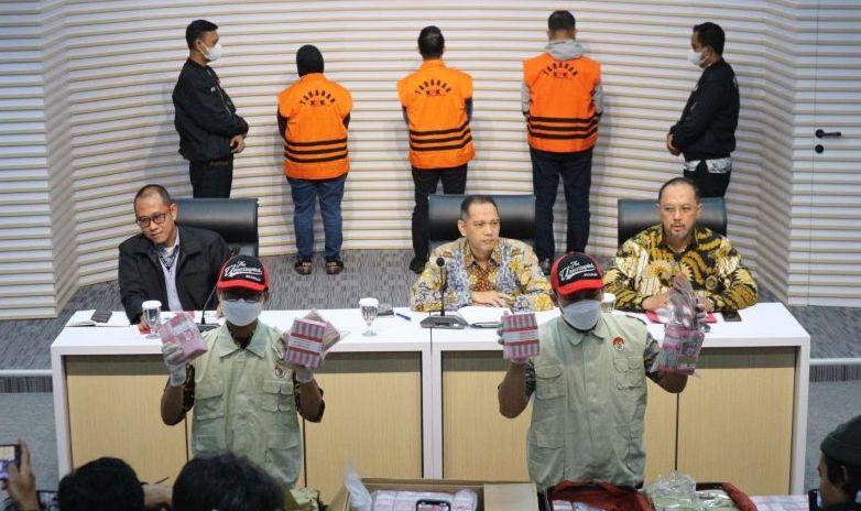 KPK Sita Uang Rp6,8 Miliar dalam OTT Pj Wali Kota Pekanbaru