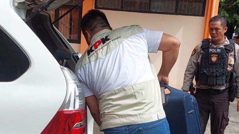 Penyidik KPK Bawa Koper-Tas saat Geledah Kantor Dinas Pendidikan dan Kebudayaan Provinsi Bengkulu