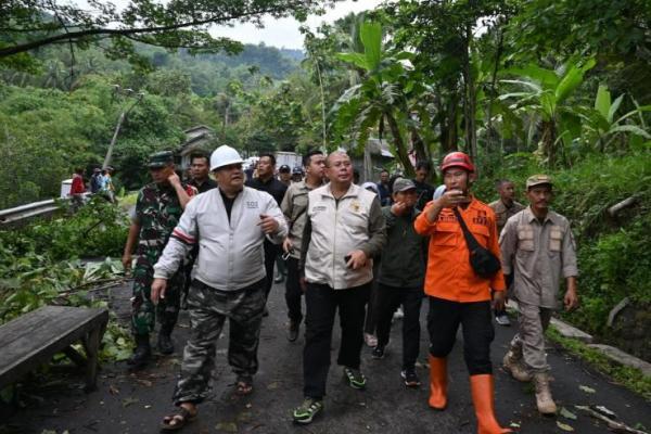 Tinjau Lokasi Tanah Bergerak di Sukabumi, Cucun Pastikan Bantuan Tersalurkan