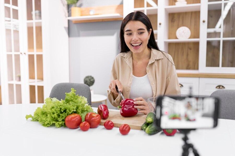 Perbedaan Food Blogger dan Food Vlogger, Mana yang Lebih Menggugah Selera?