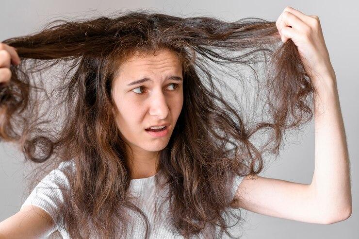 Rambut Kering dan Mengembang? Yuk, Cari Tahu Penyebab dan Solusinya!