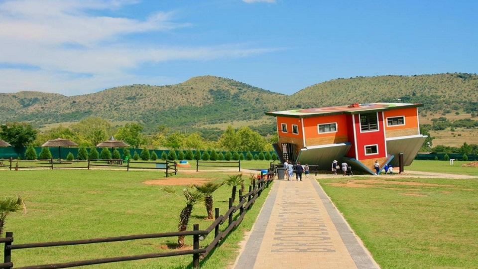 Rumah Terbalik di Afrika Selatan, Destinasi Unik di Hartebeestpoort