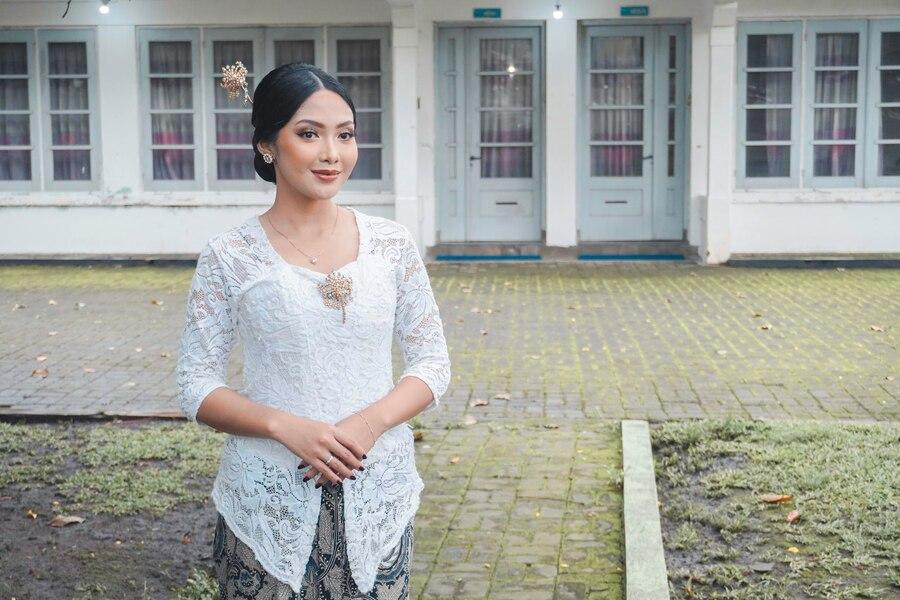 27 Arti Mimpi Melihat Orang Memakai Kebaya Putih, Pertanda Baik dan Refleksi Emosi
