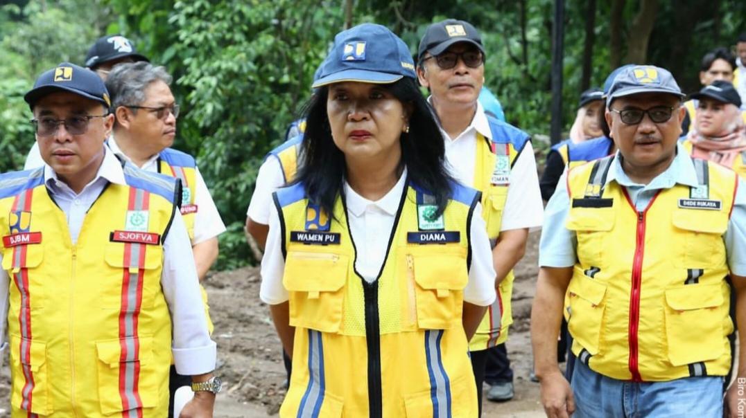 Wamen PU Tinjau Pasca Banjir dan Longsor Sukabumi