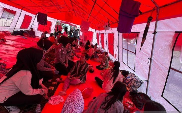 Polwan Polres Sukabumi Berikan Trauma Healing kepada Warga Terdampak Bencana Longsor dan Banjir
