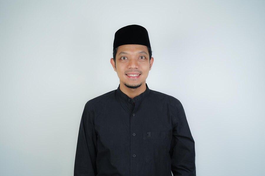 27 Arti Mimpi Memakai Peci Hitam, Simbol Kehormatan dan Kekuatan Spiritual