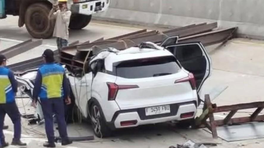 Pengemudi Mobil XForce Tertimpa Pelat Besi di Andara Dilarikan ke Rumah Sakit