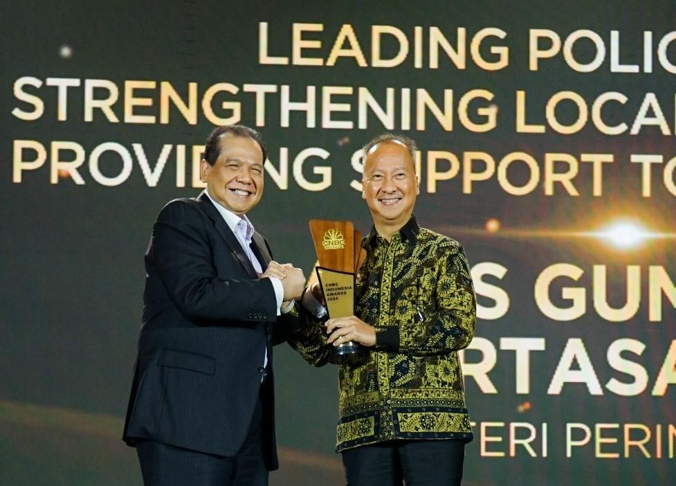 Menperin Agus Raih Penghargaan atas Komitmennya terhadap Kebijakan TKDN