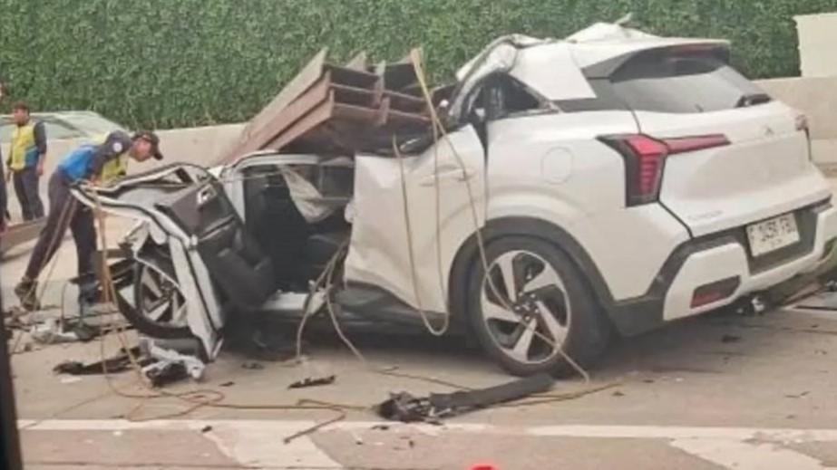 Truk Terguling di Tol Andara, Mobil XForce Tertimpa Pelat Besi