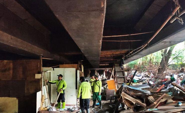 Ada Temuan Bayi Terlantar saat Petugas Bersihkan Kolong Tol Angke