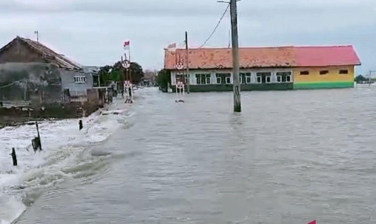 Banjir Rob Rendam Ratusan Rumah dan Tambak di Pesisir Utara Karawang