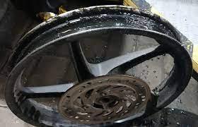 Tips Mudah Bersihkan Cairan Anti Bocor pada Ban Tubeless Motor, Simak Selengkapnya di Sini!
