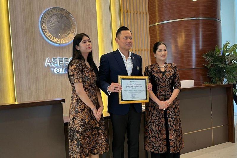 AHY jadi Lulusan Terbaik Program Doktor Unair