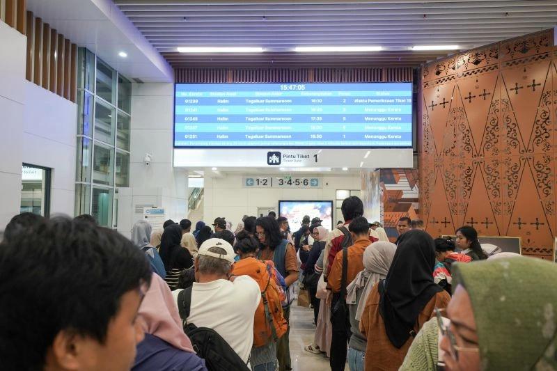 Momen Natal-Tahun Baru, 100 Ribu Tiket Whoosh Laris Manis