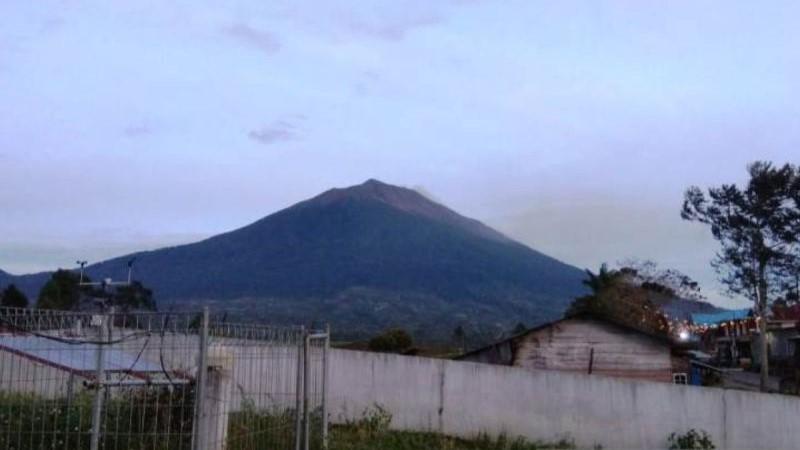 Gunung Kerinci Alami Peningkatan Aktivitas Gempa, Berpotensi Erupsi Tiba-Tiba