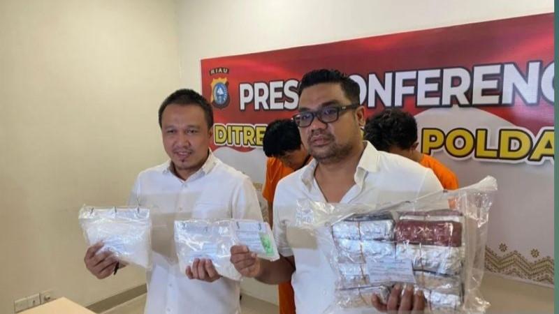 Sabu 2,6 Kg-6.000 Pil Happy Five untuk Tahun Baru Disita, 2 Pengedar di Riau Ditangkap