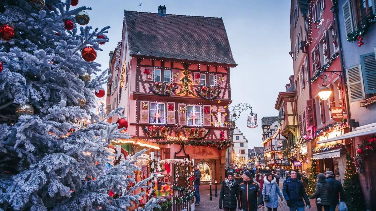 Tradisi Natal di Prancis: Dari Kartu Pos Père Noël hingga Makan Malam Le Réveillon