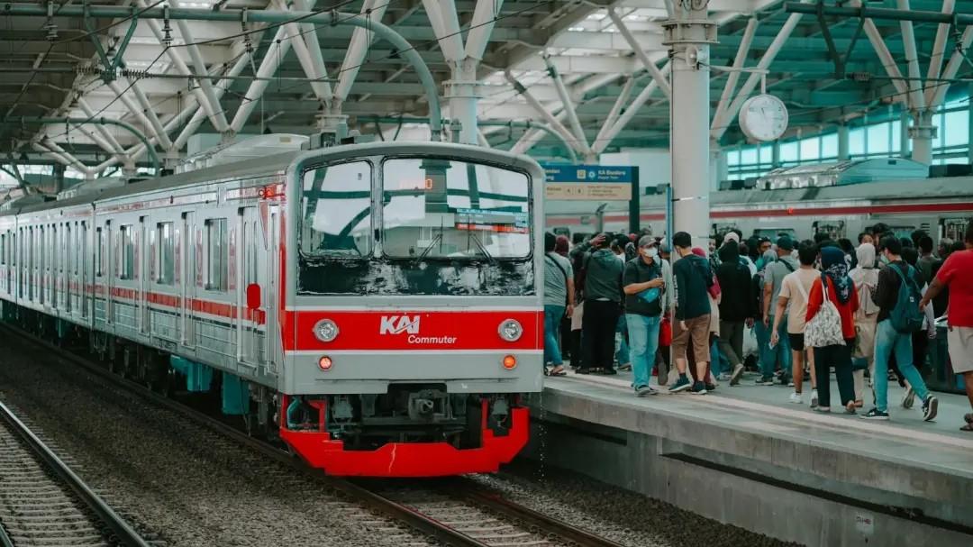 Stasiun Manggarai Dipadati Penumpang KRL hendak Wisata ke Bogor saat Libur Natal