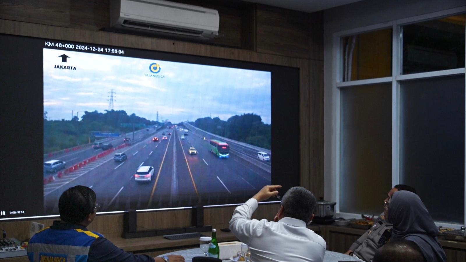 Puncak Arus Pergi Pertama Nataru, Menhub Dudy Tinjau Empat Gerbang Tol Utama Keluar Jakarta