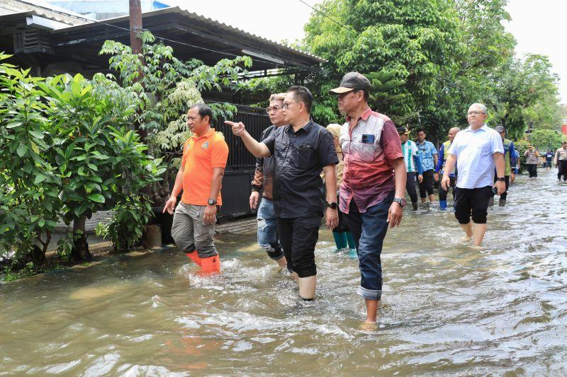 Pj Gubernur Jatim Pastikan Penanganan Cepat Banjir di Sidoarjo