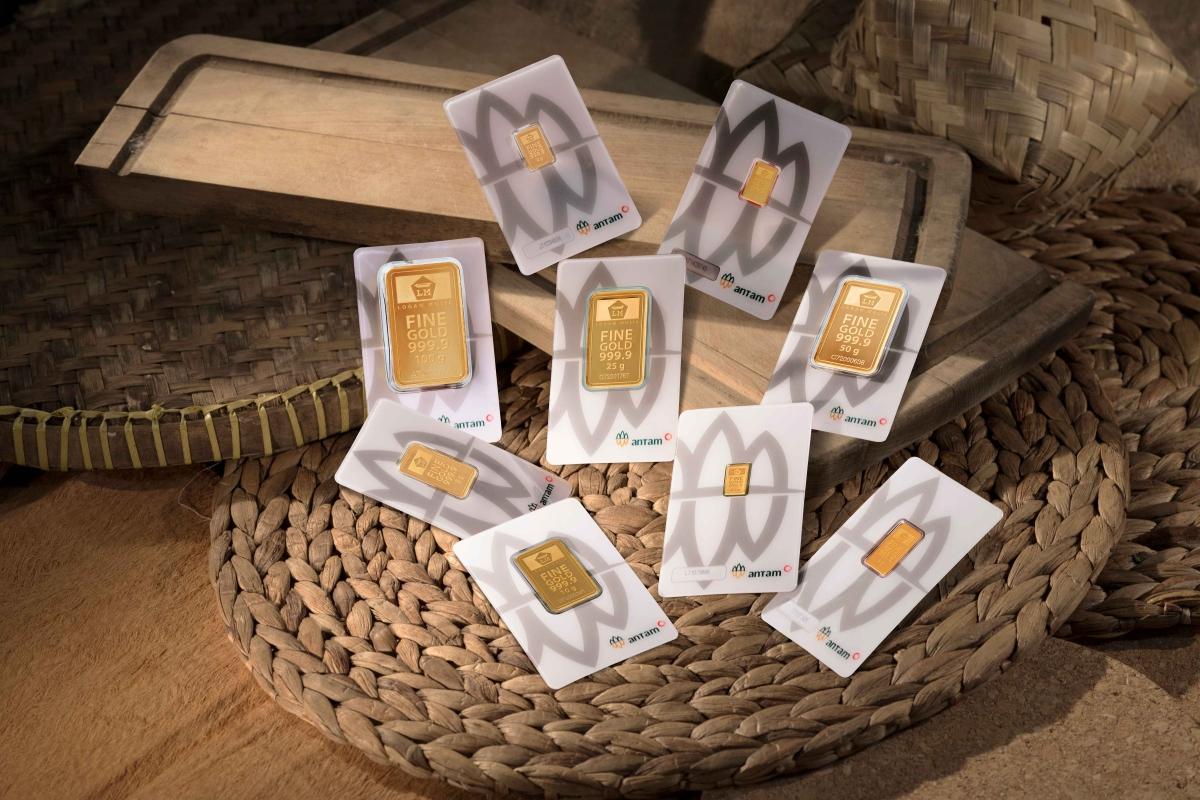 Harga Emas Antam Hari Ini Turun Rp2.000 per Gram