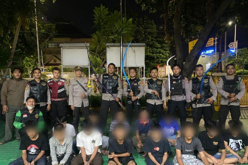 Polisi Tangkap 13 Remaja Tawuran di Jakbar, Celurit hingga Stik Golf Disita