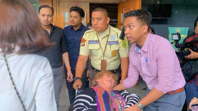 Menangis saat Persidangan, Ibunda Helena Lim Dikeluarkan dari Ruang Sidang