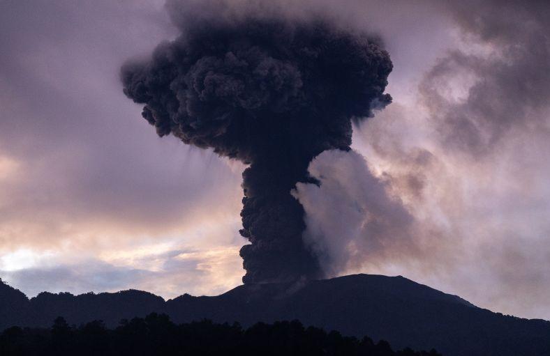 Gunung Marapi Erupsi, Abu Vulkanik Melayang Hingga 500 Meter
