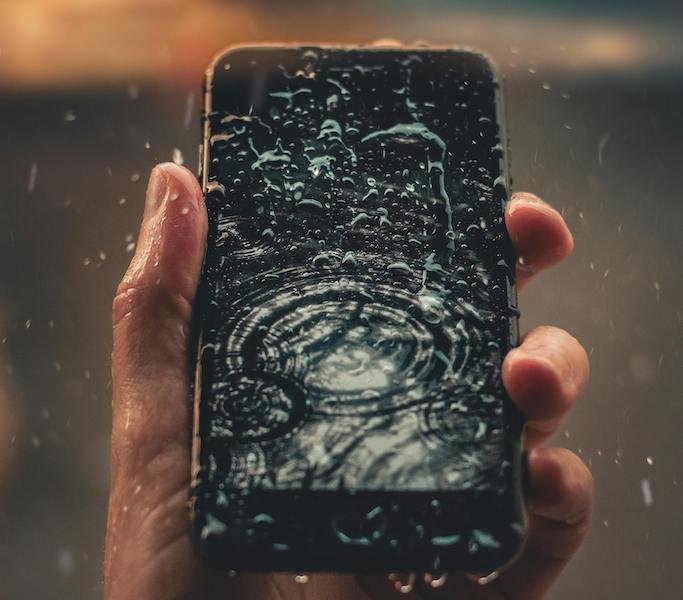 Jangan Panik, Ini Langkah Awal jika Handphone Anda Kena Air Laut