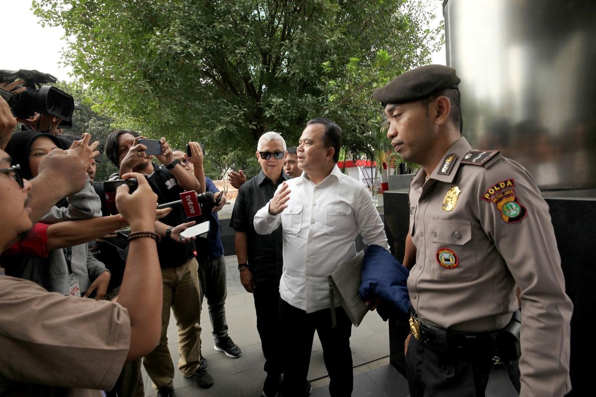 KPK Periksa Ronny Sompie