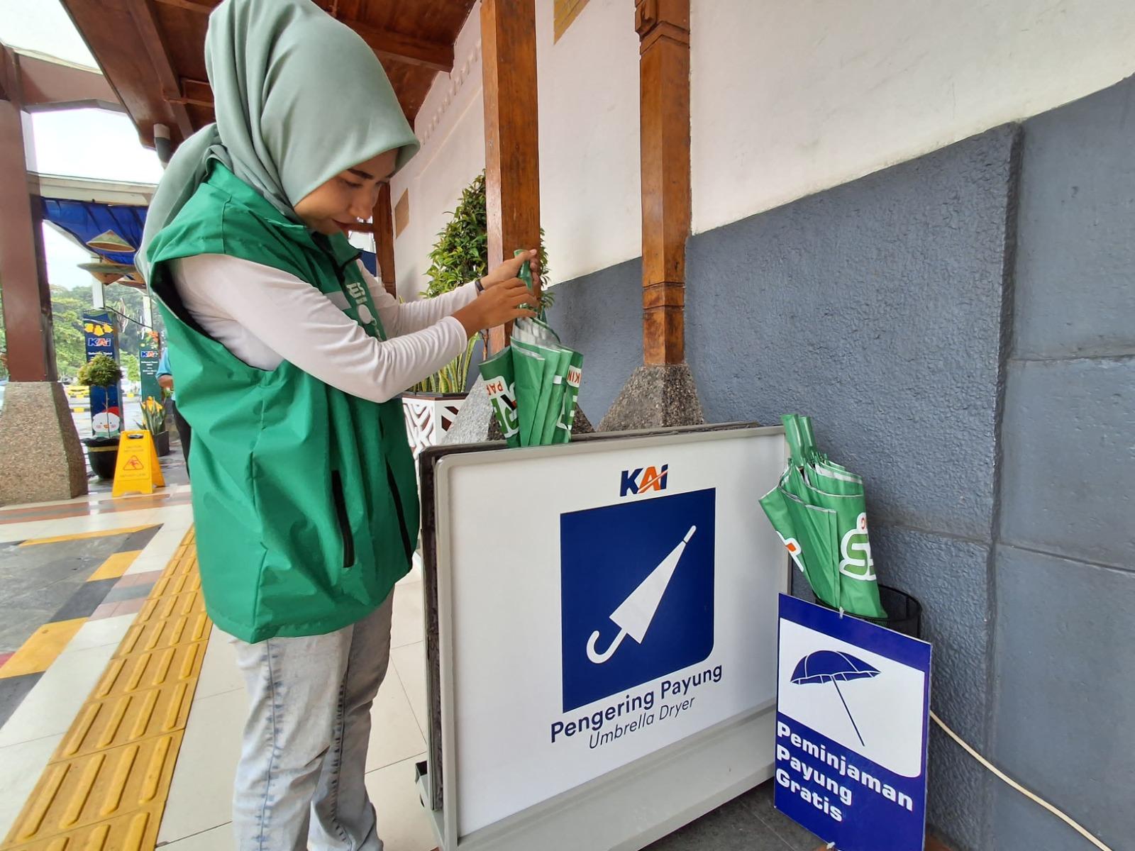KAI Siapkan Pengering Payung di Stasiun, Berikan Kenyamanan Selama Nataru Pada Musim Penghujan
