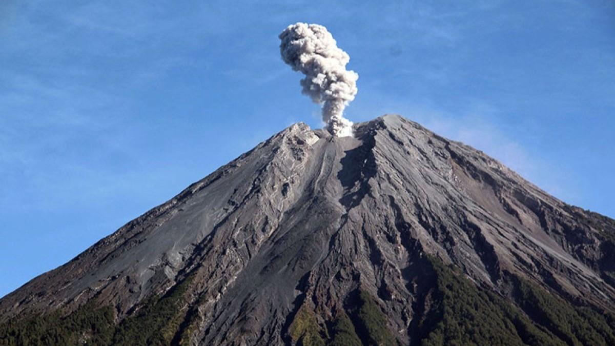 Gunung Semeru Kembali Erupsi, Warga Diminta Jauhi Radius 3 KM