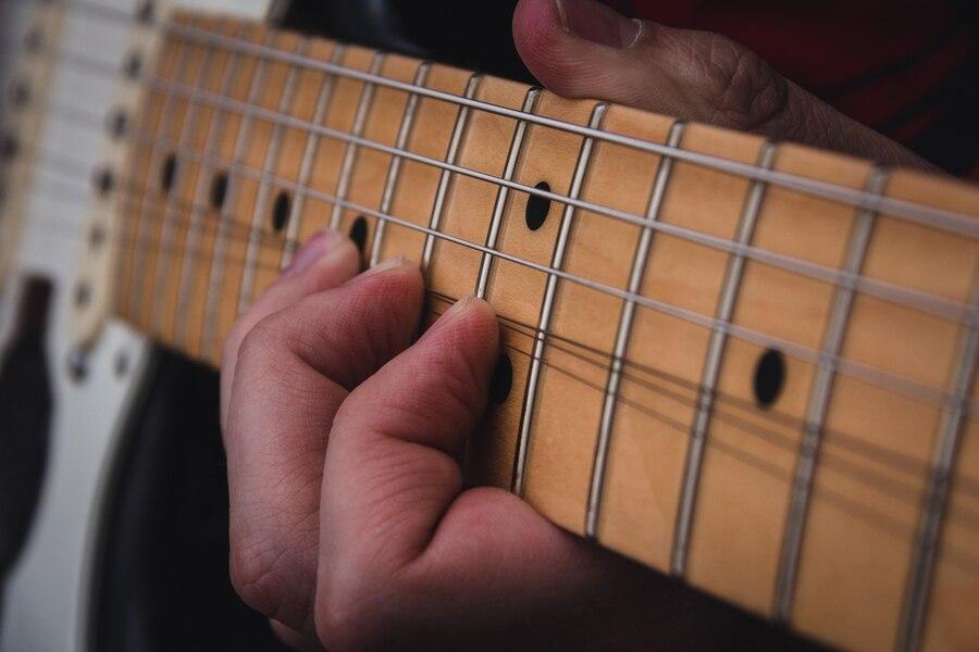 11 Rekomendasi Senar Gitar yang Bagus untuk Kualitas Suara Terbaik