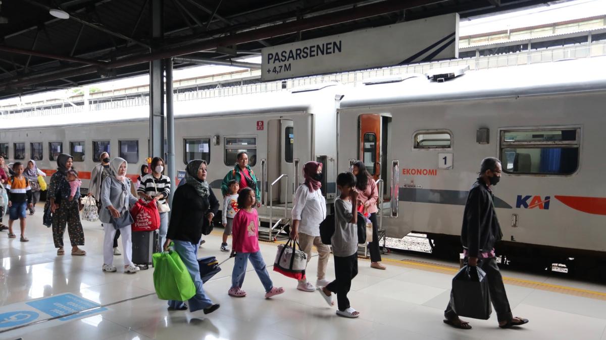 KAI Group Catat Peningkatan Layanan Kereta Api 6,07 Persen Selama Masa Nataru 2024/2025