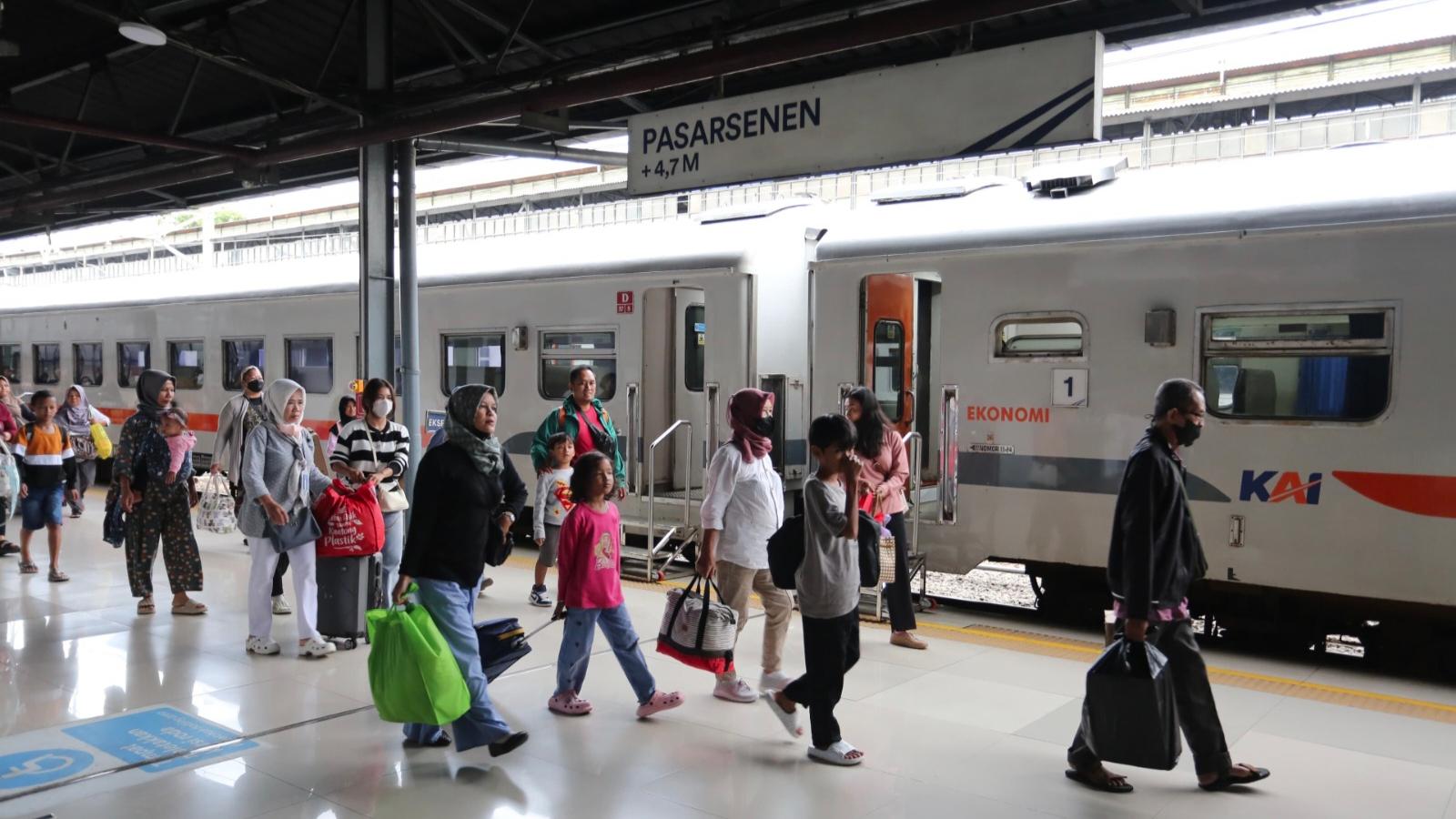KAI Group Catat Peningkatan Layanan Kereta Api 6,07 Persen Selama Masa Nataru 2024/2025