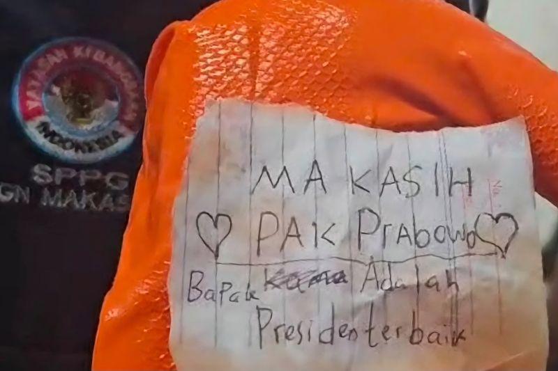 Prabowo Dapat ‘Surat Cinta' dari Siswa di Makassar Berkat Makan Bergizi Gratis