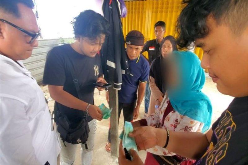 Wanita Lansia Nyaris Diamuk gegara Belanja Pakai Uang Mainan di Pasar Kalteng