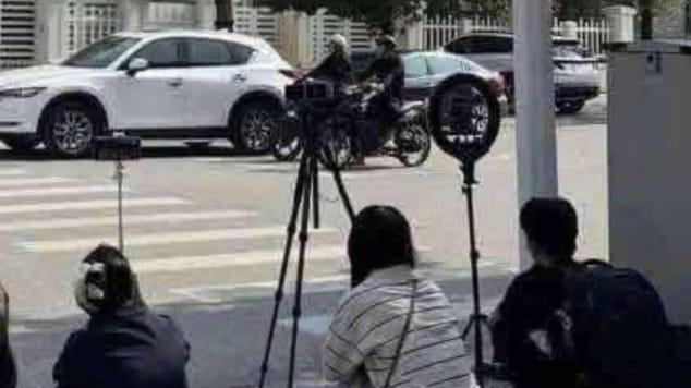 Warga Vietnam Viral Standby Kamera Dipinggir Jalan Usai Pemerintah Janjikan Uang, Jadi Ladang Pekerjaan Baru?