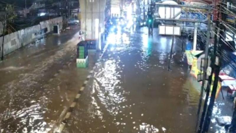 Ketinggian Air Capai 35 cm, 5 RT-3 Ruas Jalan di Jakarta Masih Tergenang