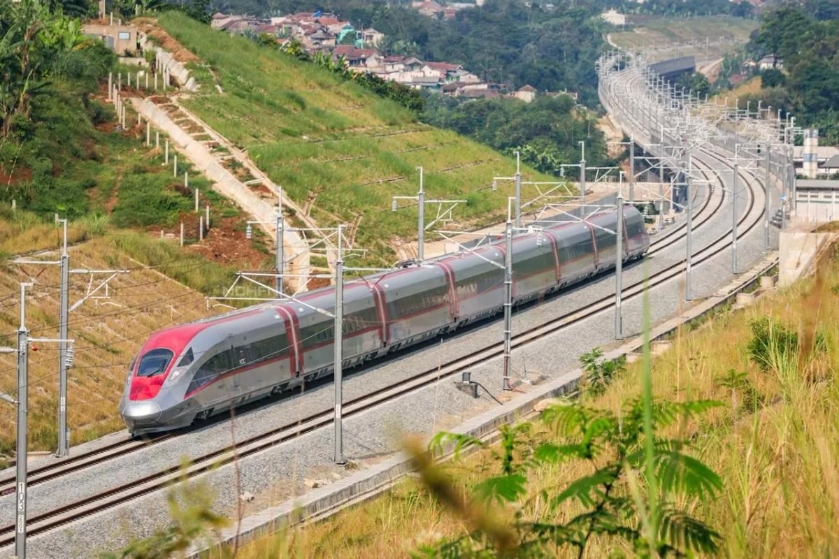 Jakarta-Bandung Cuma Rp175.000, Begini Cara Hemat Naik Whoosh!