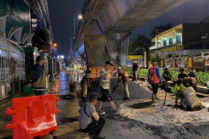 Jalan Ciledug Raya Ambles gegara Tanah Belum Padat Usai ‘Jacking’