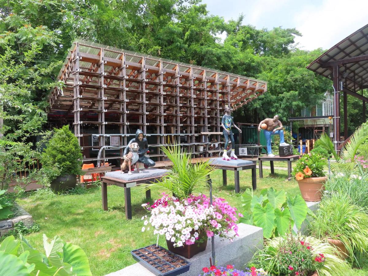 Eksplorasi Seni di Socrates Sculpture Park, dari Tempat Pembuangan Sampah jadi Landmark Budaya
