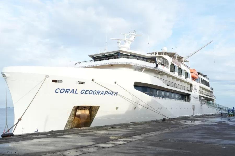 Pelindo Tingkatkan Kualitas Layanan Pelabuhan Makassar saat Menerima Kapal Pesiar Coral Geographe